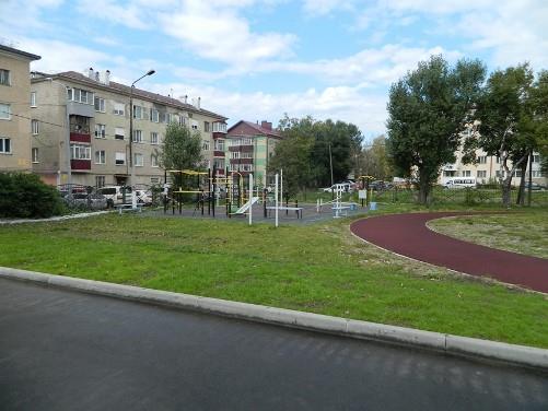 Стадион школы.