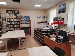 Библиотека на 20 мест. 2 компьютера, проектор, экран, 6 ноутбуков.