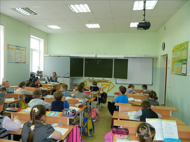 №17 Кабинет начальных классов. Персональный компьютер, колонки, принтер, проектор, интерактивная доска.